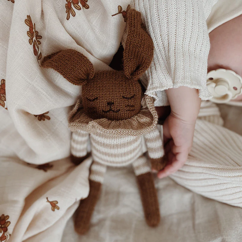 Main Sauvage Strickkuscheltier 'Bunny' Sand Striped Romper - Image 3