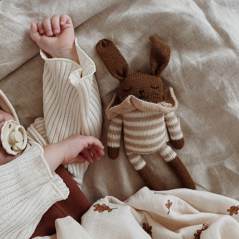 Main Sauvage Strickkuscheltier 'Bunny' Sand Striped Romper - Image 4